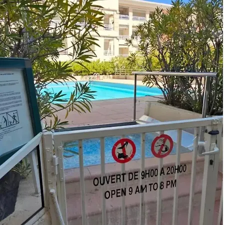 Apartment Golfe-juan, Grand T1 Lumineux , Piscine , Parking & Pour 4 Personnes *